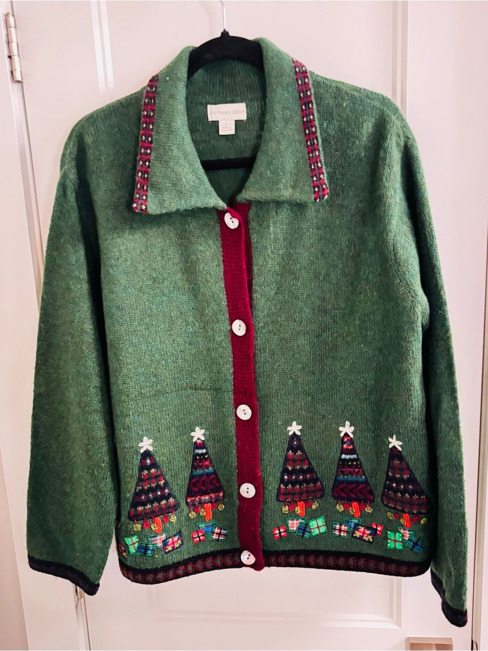 Northern isles Green Embroidered Holiday Cardigan Sweater size large , wool